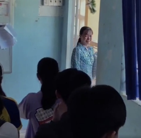 Được biết, đoạn clip trên được ghi lại trong tiết học cuối cùng của lớp 12A4 trường THPT Thanh Bình 2, Đồng Tháp. Cô giáo trong đoạn clip có tên là Huỳnh Liên, giáo viên bộ môn Hoá học. Ảnh: Cắt từ clip