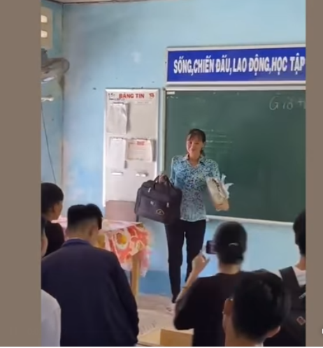 Trong buổi học cuối cấp của quãng đời học sinh, cô giáo đã căn dặn đám học trò lớp 12 của mình về tương lai, về kỳ thi THPT sắp tới. Khi rời đi, có lẽ vì xúc động nghẹn ngào không nói lên lời, cô vội vàng tiến nhanh ra cửa. Ảnh: Cắt từ clip
