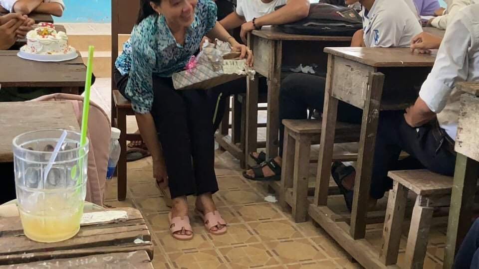 Cũng tại buổi học này, cô giáo đã nhận được những món quà kỷ niệm dễ thương của lớp 12A4. Ảnh: Tổng hợp