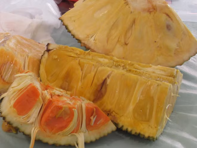 Ngoài màu sắc độc lạ, quả mít này còn có giá thành khá cao rơi vào khoảng 60 - 80 ngàn đồng/kg.