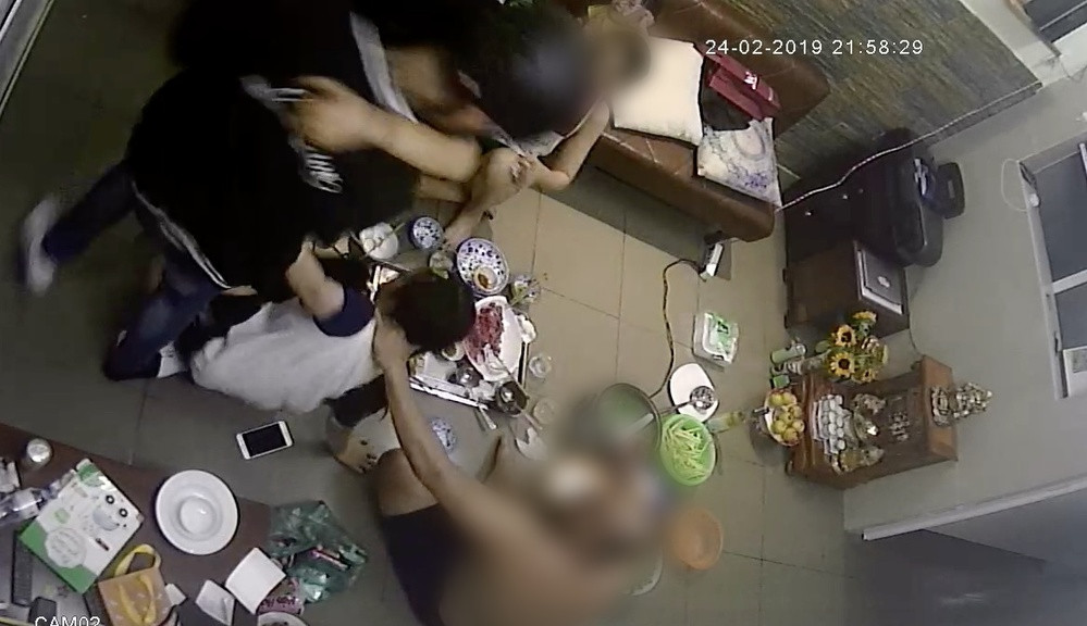 Đến khi người thân vào cản, người đàn ông được cho là Đạt G mới nguôi ngoai những hành động xấu mắt này. Ảnh: Yan