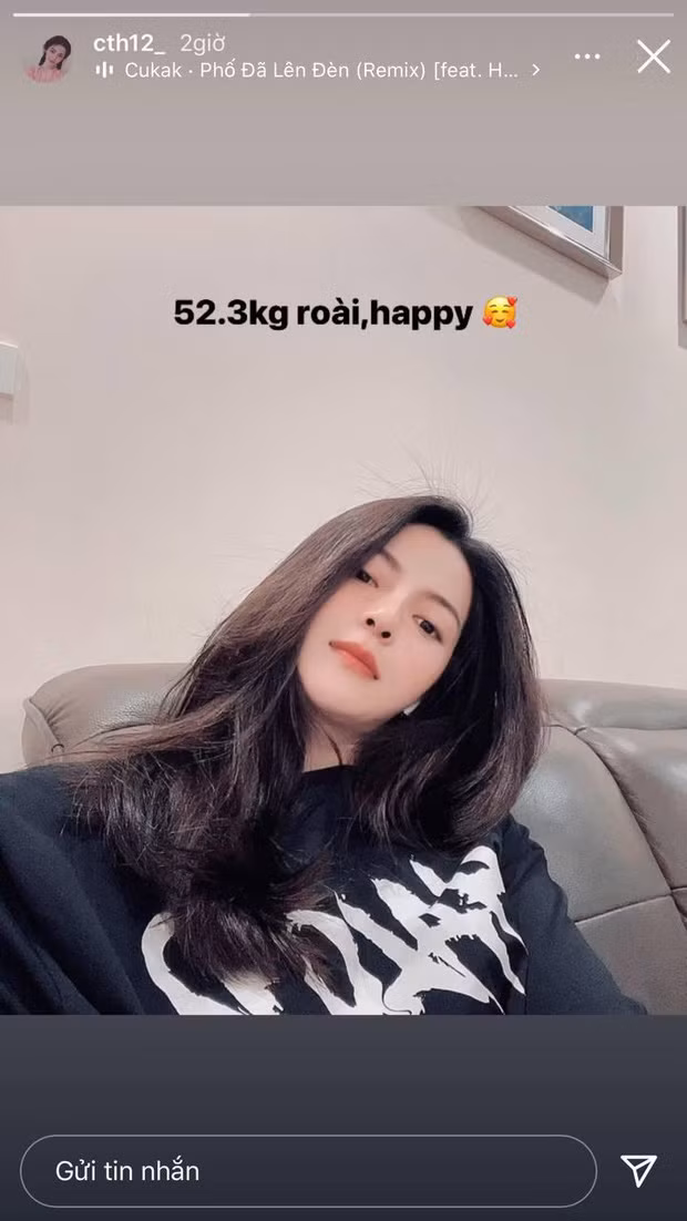 Mới đây, Thanh Huyền gây chú ý khi đăng tải khoảnh khắc mới về bản thân ngầm để lộ "bằng chứng" đang là một cặp với Quang Hải. Cụ thể, cô nàng đăng ảnh selfie khoe cân nặng 52,3kg và tỏ ra khá vui vẻ vì con số này.