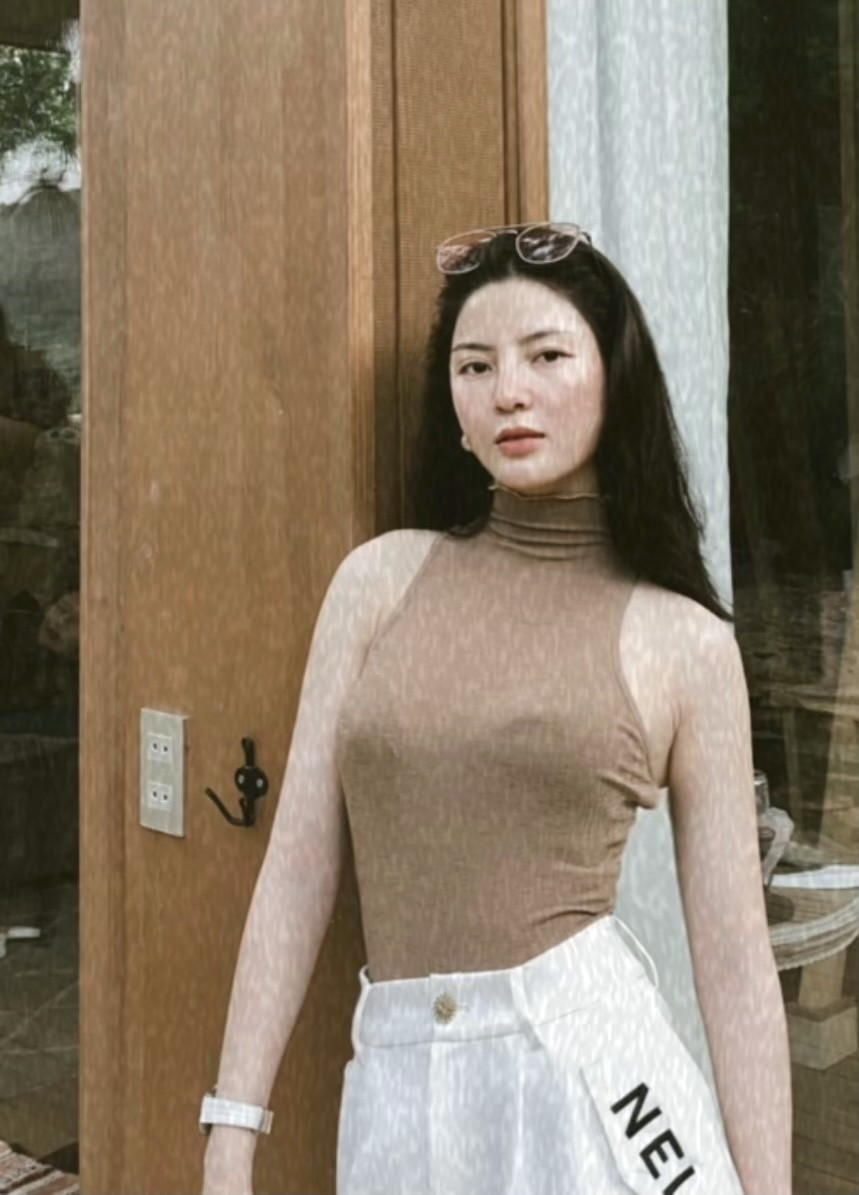 Trên trang cá nhân, Thanh Huyền vừa khoe khéo body lại vừa chứng minh vóc dáng là do tập tành mà có. Ảnh: Tổng hợp