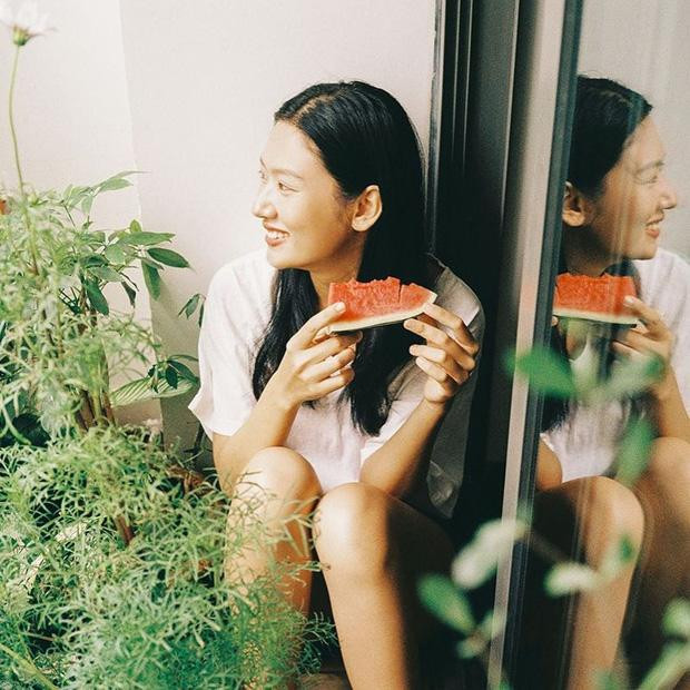 Nàng mẫu Tống Khánh Linh vẫn có ảnh đẹp để đăng MXH khi ở nhà mùa dịch.