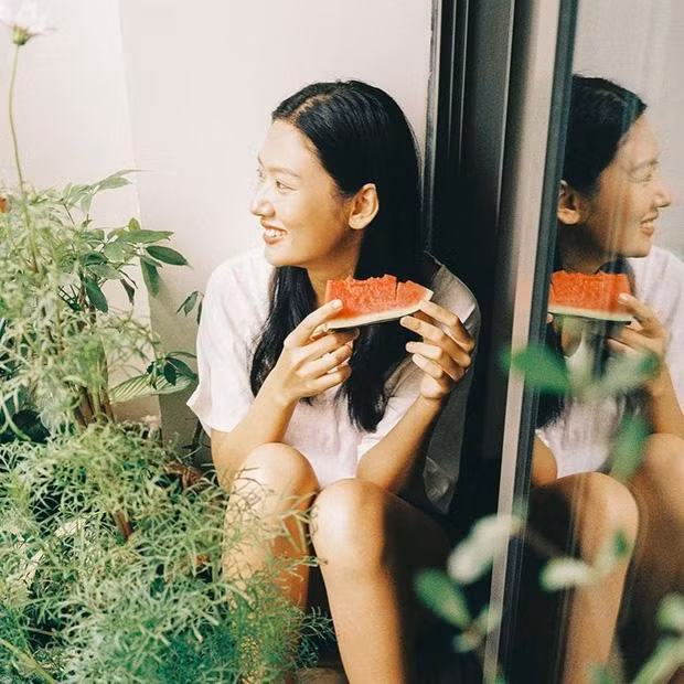 Nàng mẫu Tống Khánh Linh vẫn có ảnh đẹp để đăng MXH khi ở nhà mùa dịch.