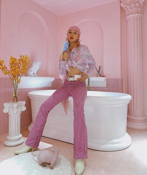 Nhiều gái xinh đã chứng minh giãn cách thì giãn cách, ở nhà thì ở nhà chứ chẳng gì có thể ngăn cản họ "sống ảo" hết.