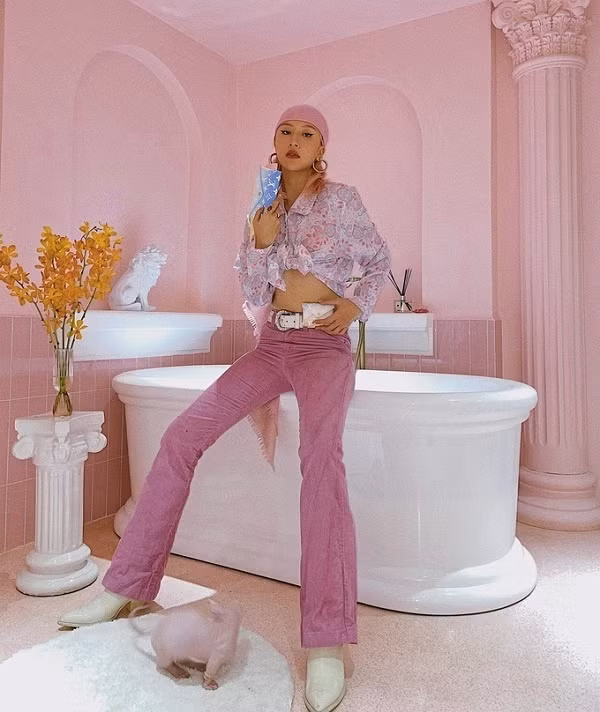 Nhiều gái xinh đã chứng minh giãn cách thì giãn cách, ở nhà thì ở nhà chứ chẳng gì có thể ngăn cản họ "sống ảo" hết.