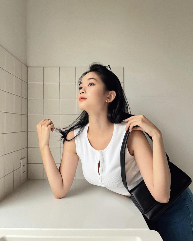 Gái đẹp RMIT Nguyễn Ngọc Xuân khiến nhiều người phải trầm trồ vì nhan sắc nàng thơ. Tuy ở nhà nhưng cô nàng chịu khó chăm chút hình ảnh bản thân.