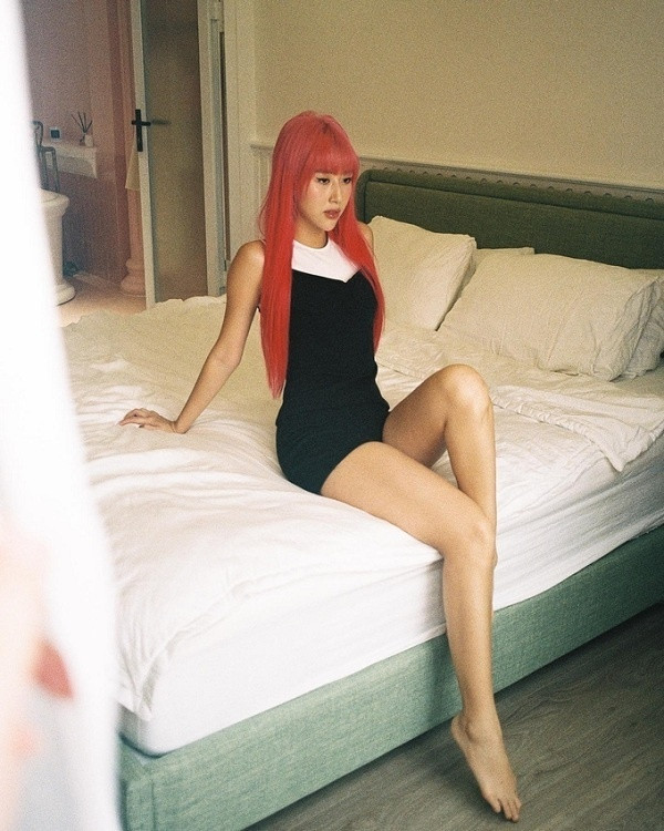 Ở nhà cách ly mùa dịch là thời điểm mà hội hot girl đình đám bắt đầu cho ra lò loạt ảnh sống ảo cực "xịn xò".