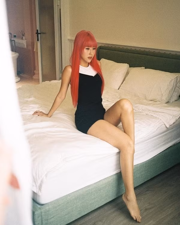 Ở nhà cách ly mùa dịch là thời điểm mà hội hot girl đình đám bắt đầu cho ra lò loạt ảnh sống ảo cực "xịn xò".