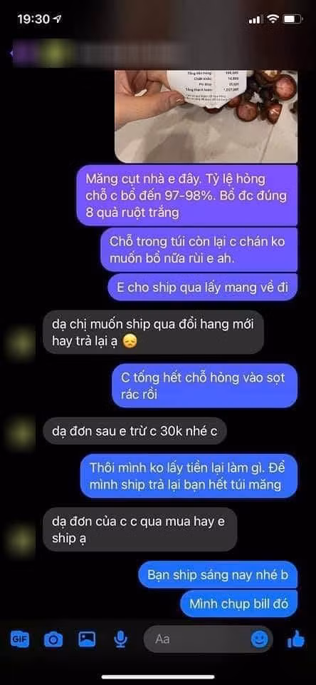 Nữ khách hàng ngay lập tức kiến nghị với chủ cửa hàng, tuy nhiên thái độ của "chủ sốp" này lại khiến chị vô cùng bức xúc. Thay vì gửi lời xin lỗi, chủ cửa hàng lại trả lời: "Vậy đơn sau em trừ cho chị 30 nghìn đồng nhé".