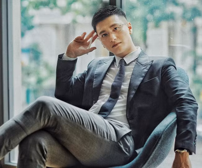 Được biết, Huỳnh Anh vay của người này 200 triệu đồng từ tháng 4/2021 và hứa trả vào ngày 20/4 nhưng tới nay đã quá hạn gần 3 tháng mà nam diễn viên vẫn chưa hoàn trả.