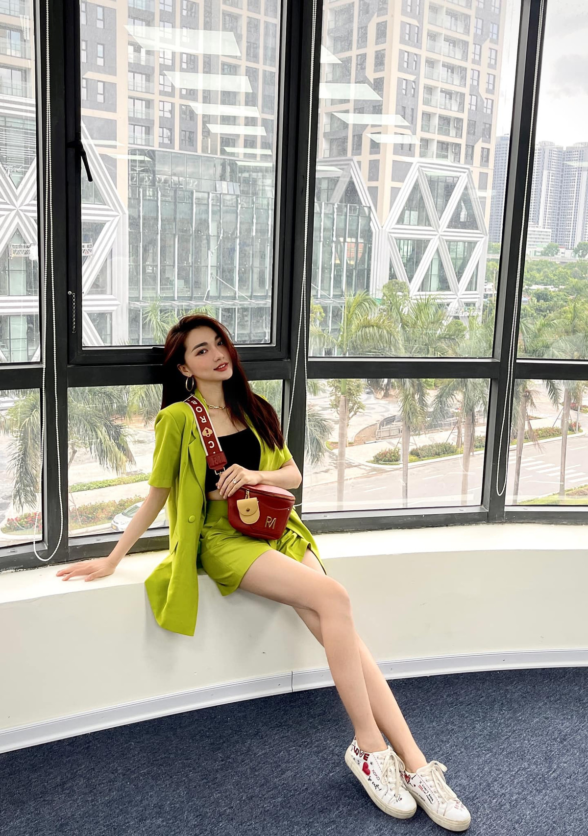 Người đẹp 9x được đánh giá là rất xứng đáng với danh hiệu này khi sở hữu gương mặt đẹp với nụ cười rạng rỡ.