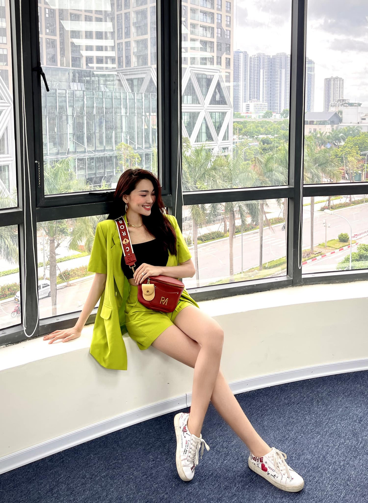 Không chỉ thế, gái xinh xứ Nghệ còn sở hữu vóc dáng chuẩn với đôi chân dài miên man.