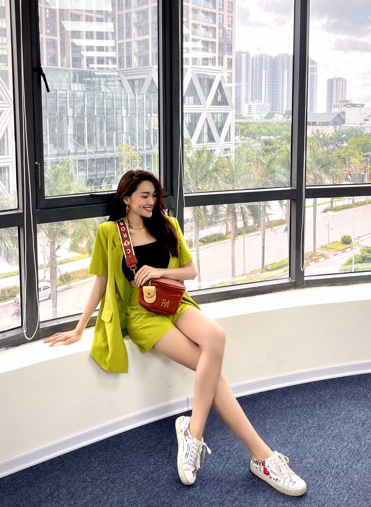 Không chỉ thế, gái xinh xứ Nghệ còn sở hữu vóc dáng chuẩn với đôi chân dài miên man.