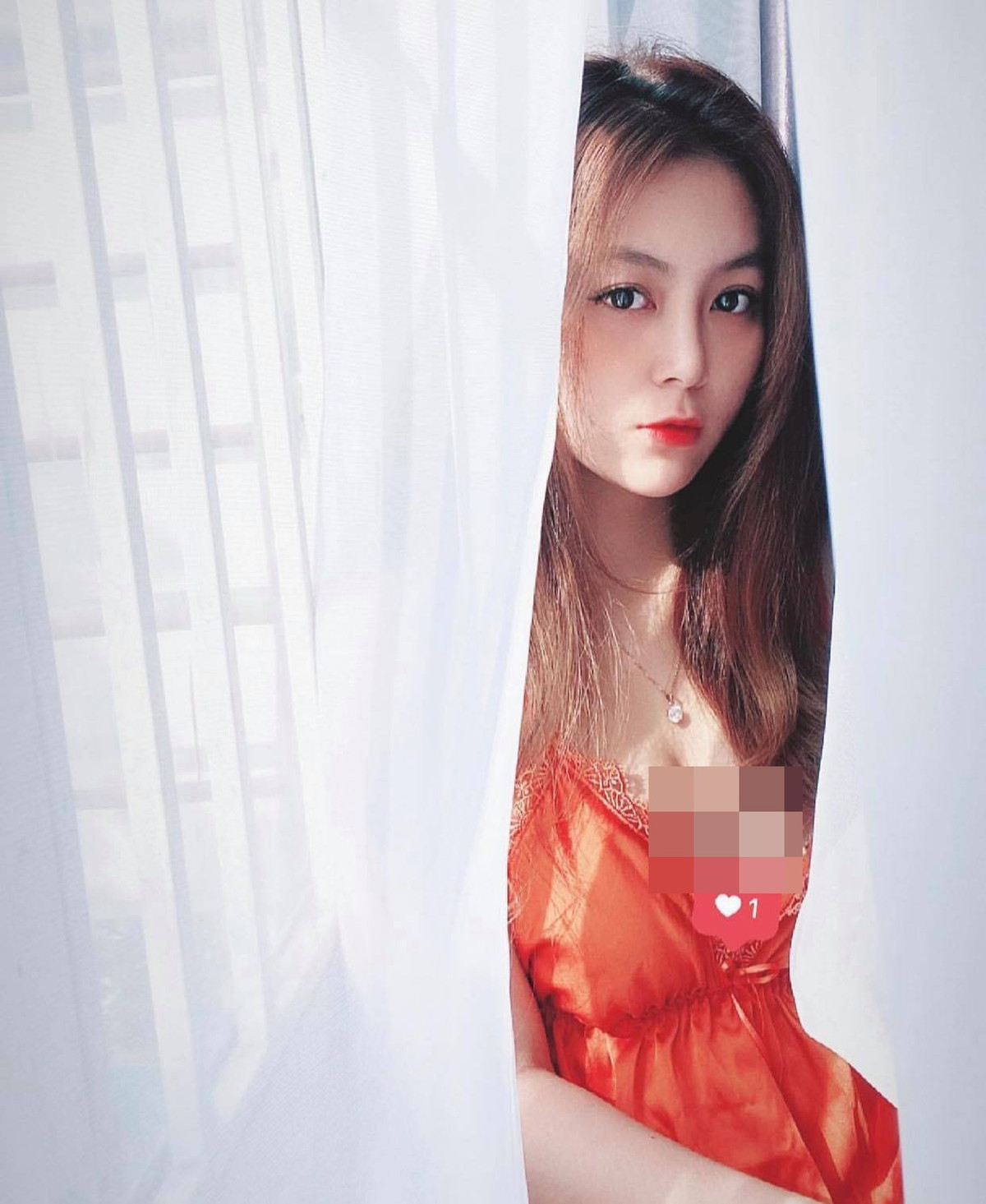 Sau khi tốt nghiệp Đại học, cô nàng vẫn chưa đi dạy chính thức. Hiện tại, cô vẫn làm mẫu ảnh và đi dạy thêm.