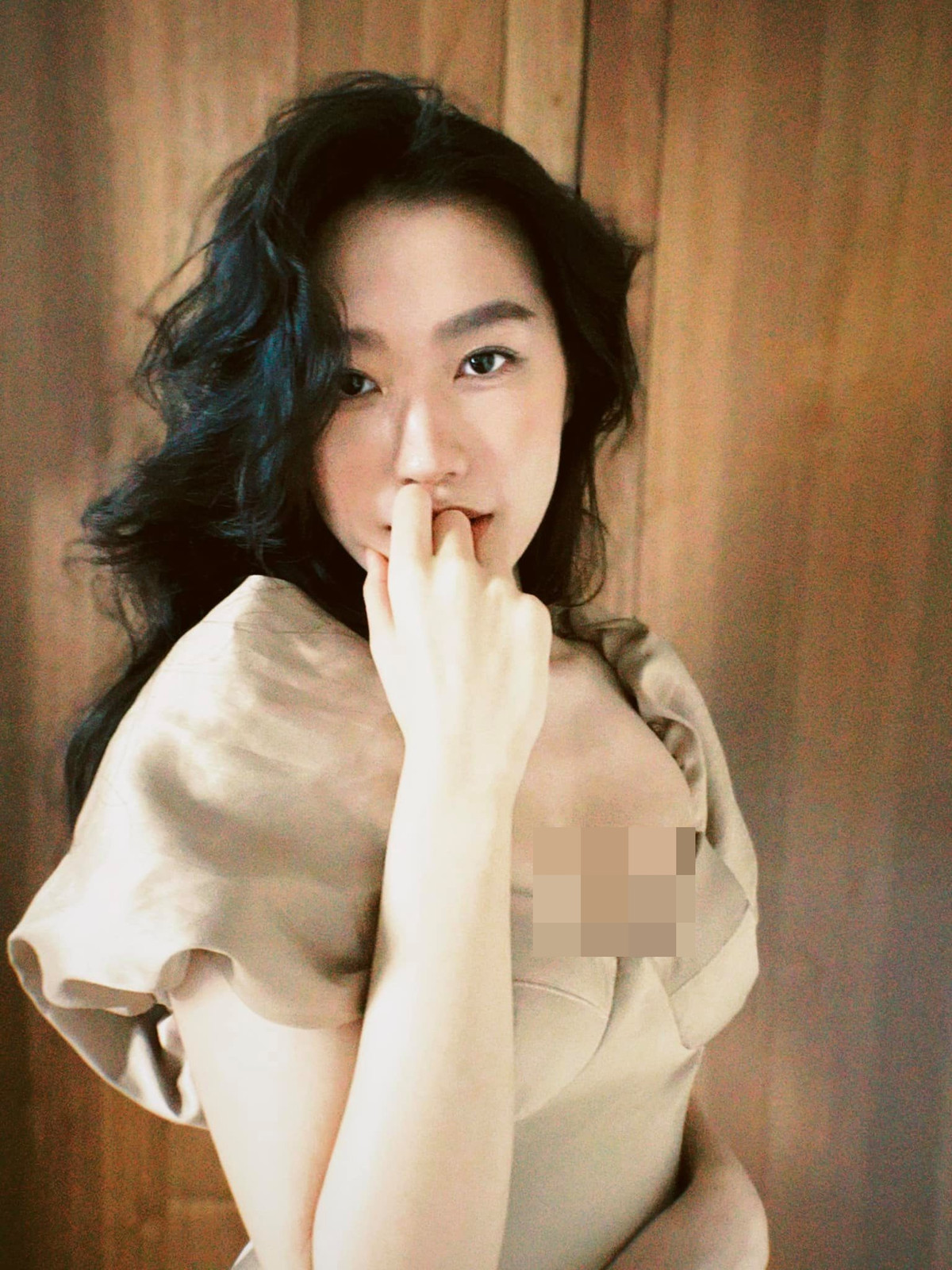 Trong ảnh, gái đẹp 2k1 mặc một chiếc áo khoe trọn vòng 1 đầy đặn cùng làn da trắng không chút tì vết.