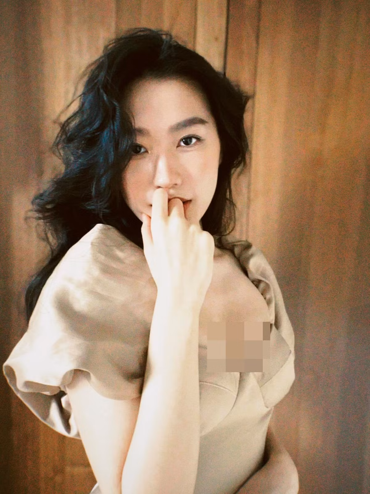 Trong ảnh, gái đẹp 2k1 mặc một chiếc áo khoe trọn vòng 1 đầy đặn cùng làn da trắng không chút tì vết.