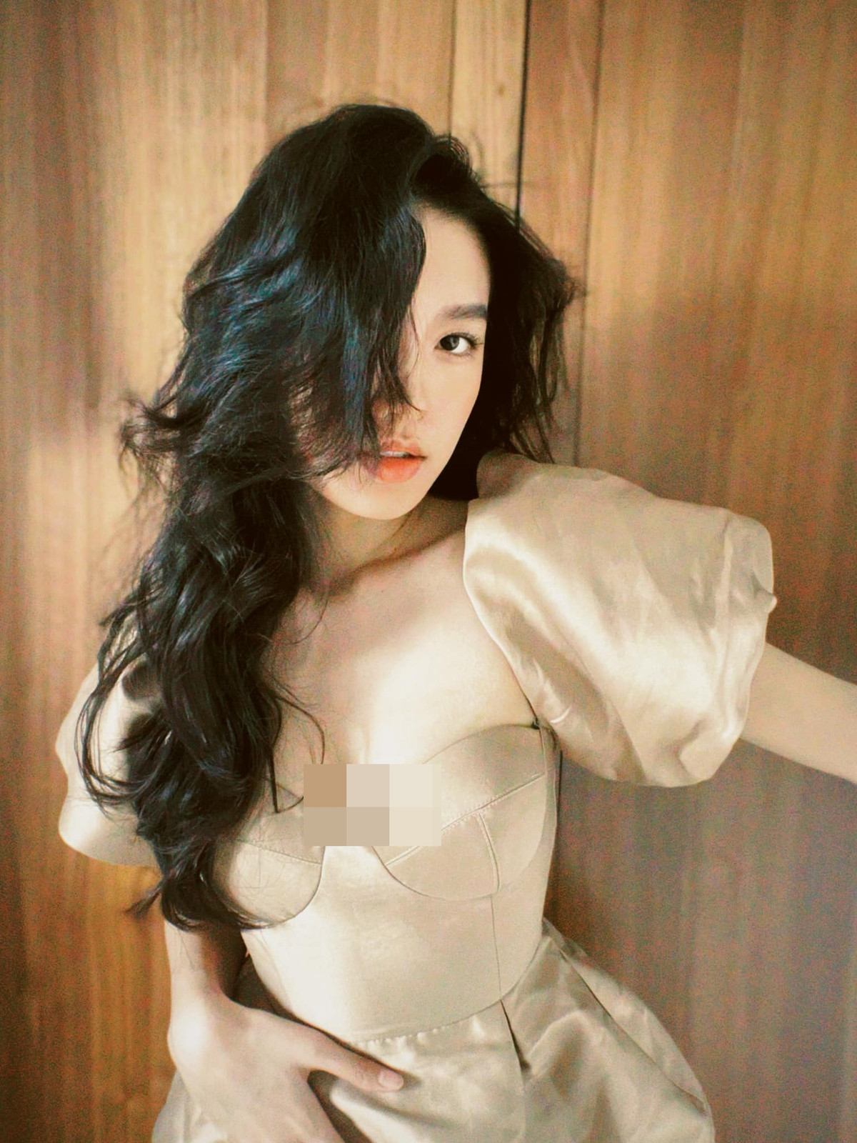 Kèm với loạt ảnh, Doãn Hải My còn rắc "thính" rợp trời: "Đôi mắt kẻ si tình/ Khẽ nhìn kẻ tình si". Phải thừa nhận nhan sắc của cô nàng ngày càng thăng hạng.