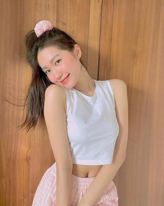 Hải My rất ít khi mặc gợi cảm nên mỗi lần cô ăn mặc táo bạo chút đều khiến netizen xôn xao.