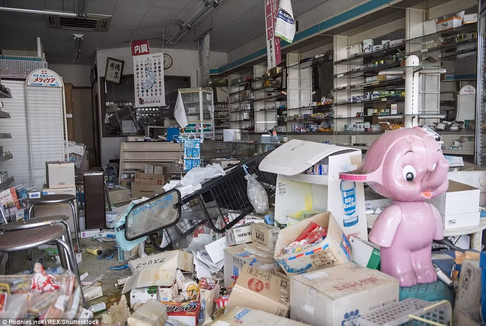 Đồ đạc ngổn ngang trong một cửa hàng. Ảnh Daily Mail