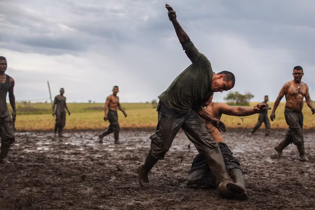 Những lúc rảnh rỗi, họ cùng chơi đá bóng. Ảnh USN