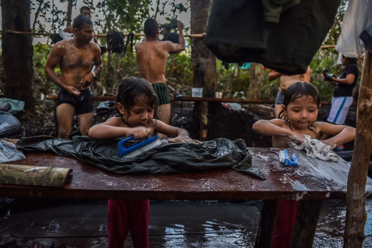 Con của các thành viên Lực lượng Vũ trang cách mạng Colombia (FARC) giặt quần áo trong đại bản doanh nằm sâu trong rừng. Ảnh USN