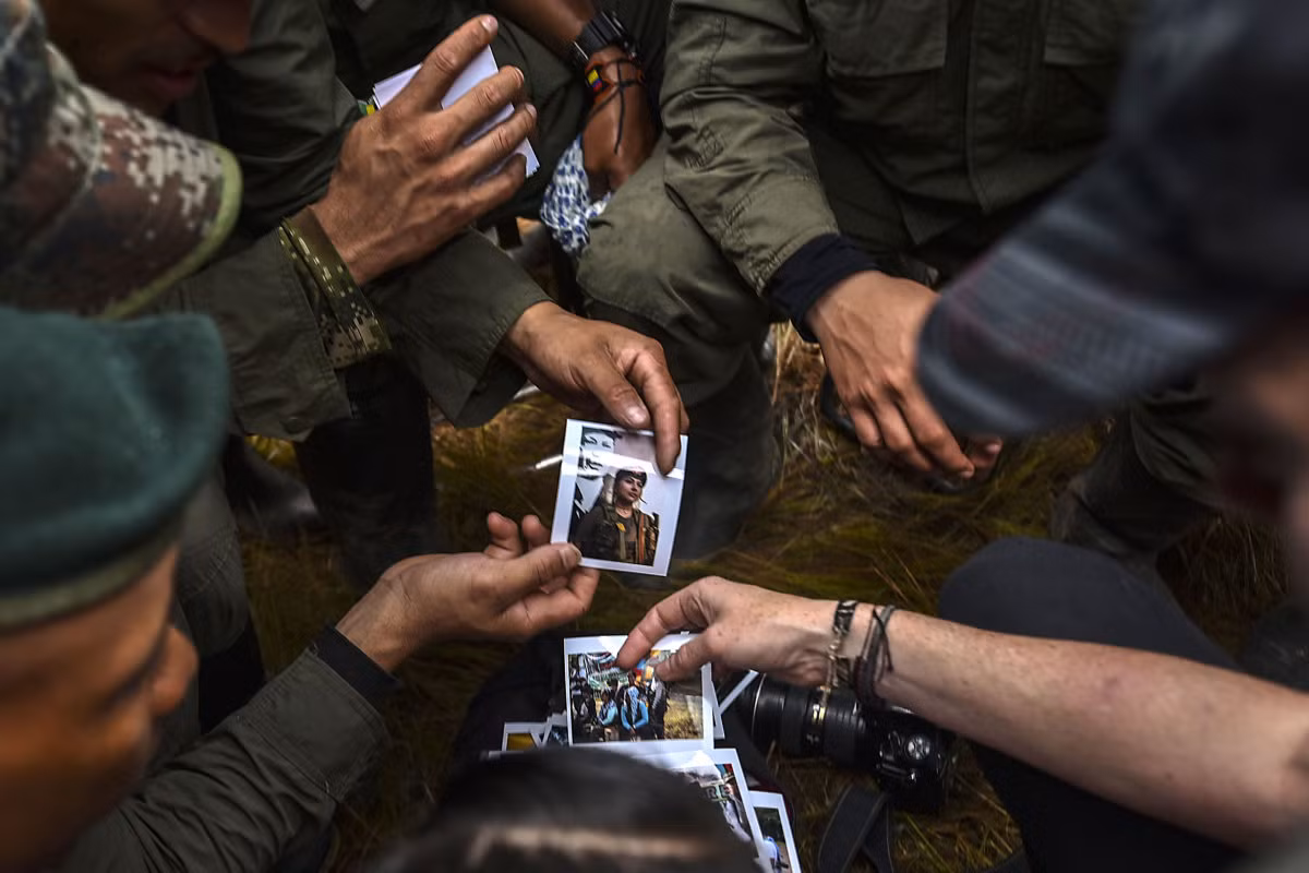 Các thành viên lực lượng FARC nhìn các bức ảnh trong một hội nghị mà ở đó Hiệp đinh hòa bình giữa FARC và chính phủ Colombia được thông qua. Ảnh USN