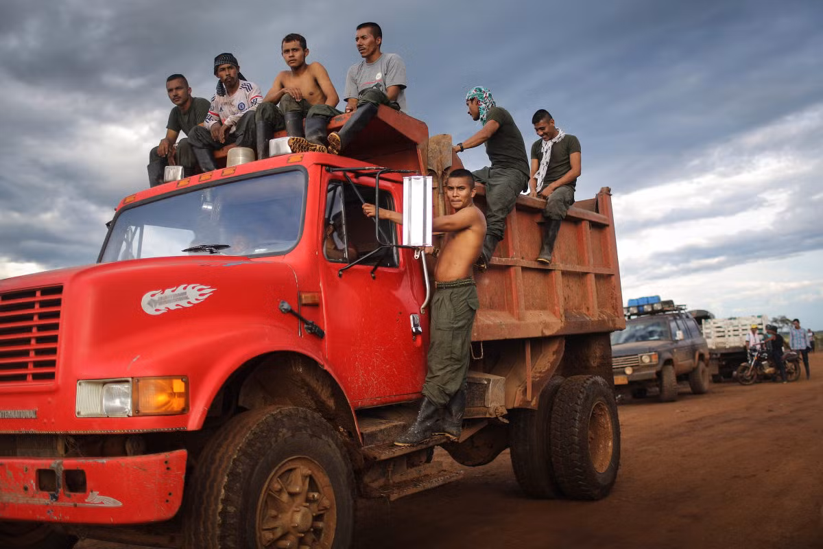 Họ leo lên xe tải để băng qua các vùng đất. Ảnh USN