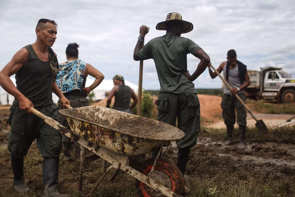 Thành viên nam của FARC cùng nhau đào mương thoát nước ở nơi họ cắm chốt. Ảnh USN