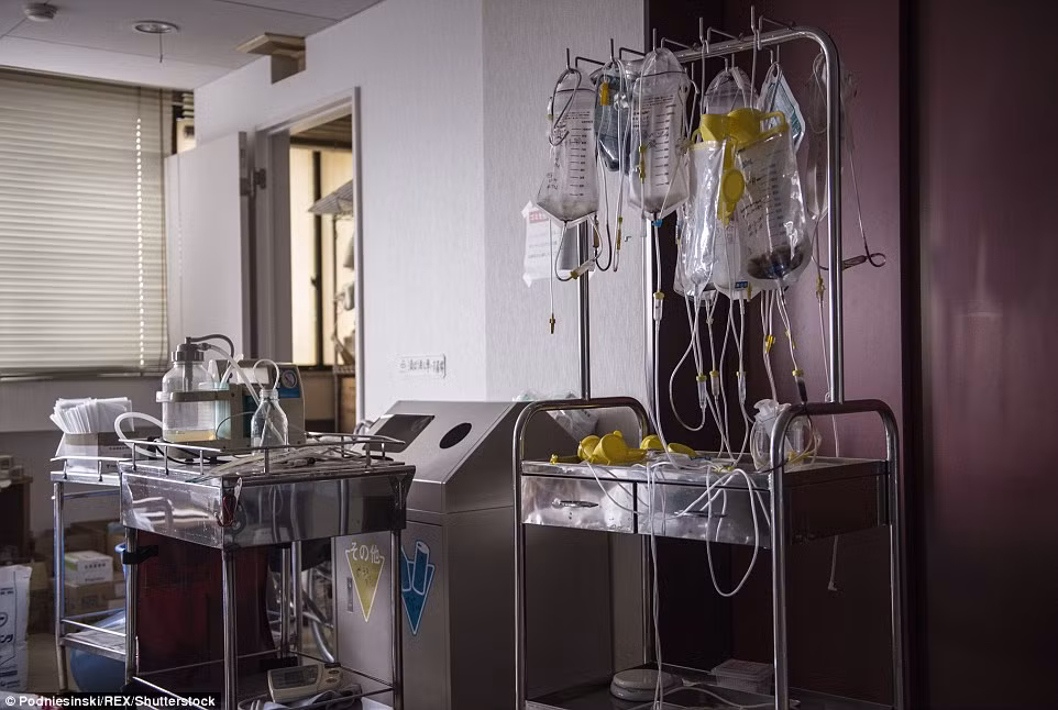 Những dụng cụ bỏ lại trong một bệnh viện ở vùng cấm. Ảnh Daily Mail