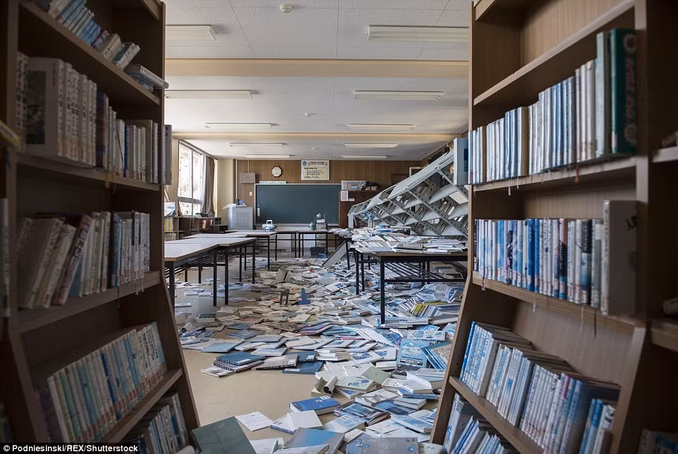 Bên trong một thư viện bỏ hoang. Ảnh Daily Mail