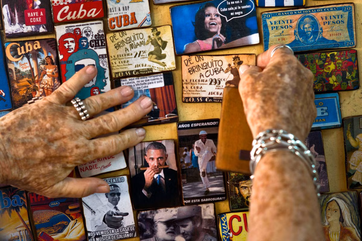 Người bán hàng sắp xếp lại các món đồ lưu niệm trong một cửa hàng ở Thủ đô La Habana. Có thể thấy, những món đồ bán ở đó đều mang đậm những hình ảnh về quan hệ Mỹ-Cuba ấm dần sau hơn 50 năm băng giá. Ảnh USN