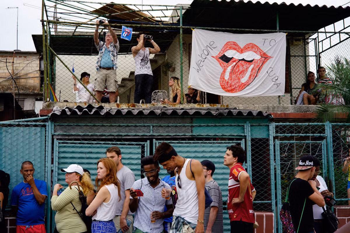 Người hâm mộ tập trung trước giờ nhóm nhạc rock Rolling Stones trình diễn ở La Habana. Ảnh USN