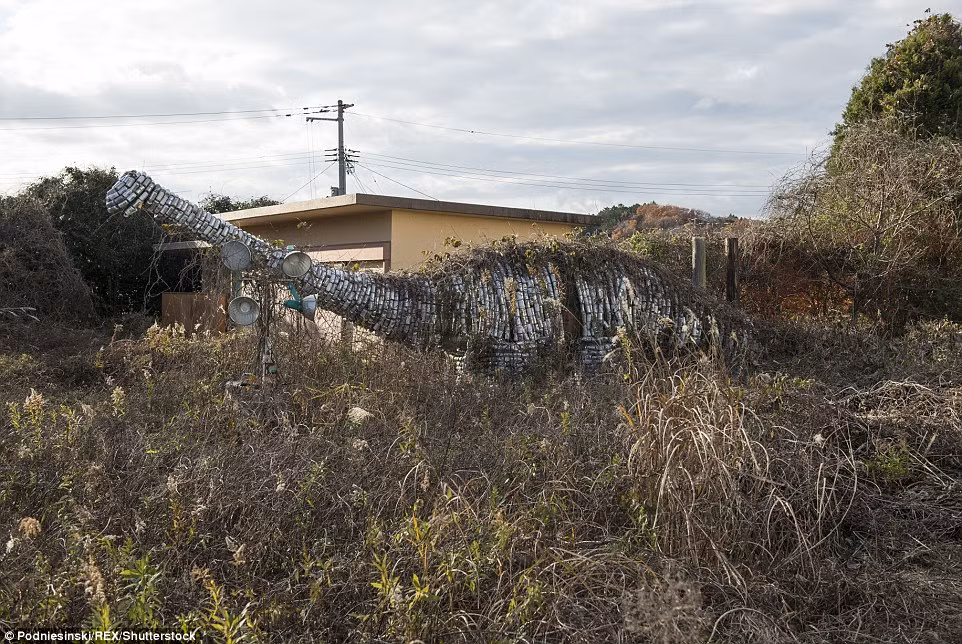 Mô hình chú khủng long được cho là ở trong khuôn viên một nhà trẻ bị cây cối um tùm che khuất. Ảnh Daily Mail