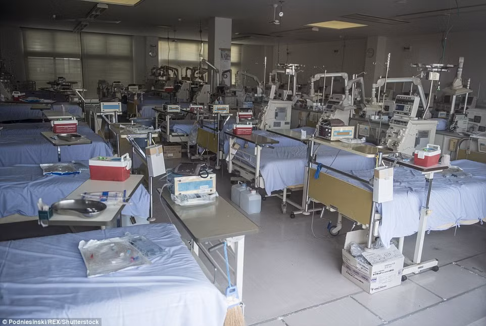 Các giường bệnh trống không tại một bệnh viện gần nhà máy điện hạt nhân. Ảnh Daily Mail