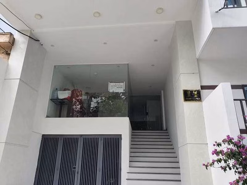 Theo lời khai của bị can, Q.L. và cô gái họ Bao là bạn thân. L. biết rõ người yêu mình đánh bạc giỏi nên giới thiệu Bao làm quen. Nạn nhân đã có chồng và con ở Trung Quốc và là người ham cờ bạc.