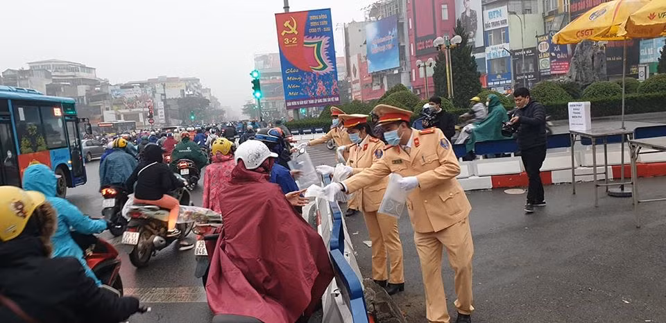 Tai sao nguoi dan Ha Noi vui ve huong ung khi CSGT Ha Noi kiem tra nong do con?-Hinh-10