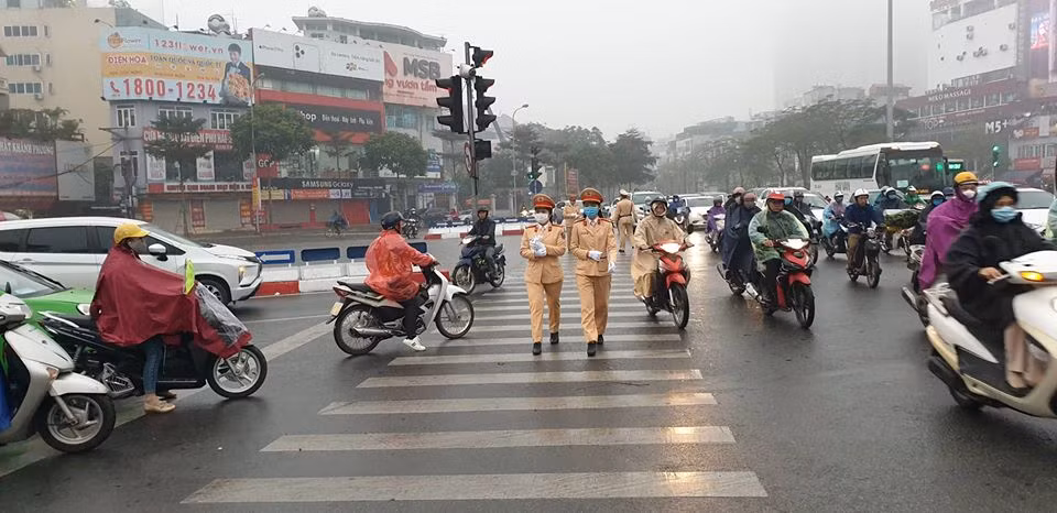 Công tác đảm bảo an toàn giao thông trong đỉnh điểm dịch viêm đường hô hấp do virus Corona gây ra vẫn được thực hiện nghiêm túc. (Ảnh ATGT) Xem thêm video: Bác sĩ bị tố ôm nữ sinh viên ngủ trong ca trực