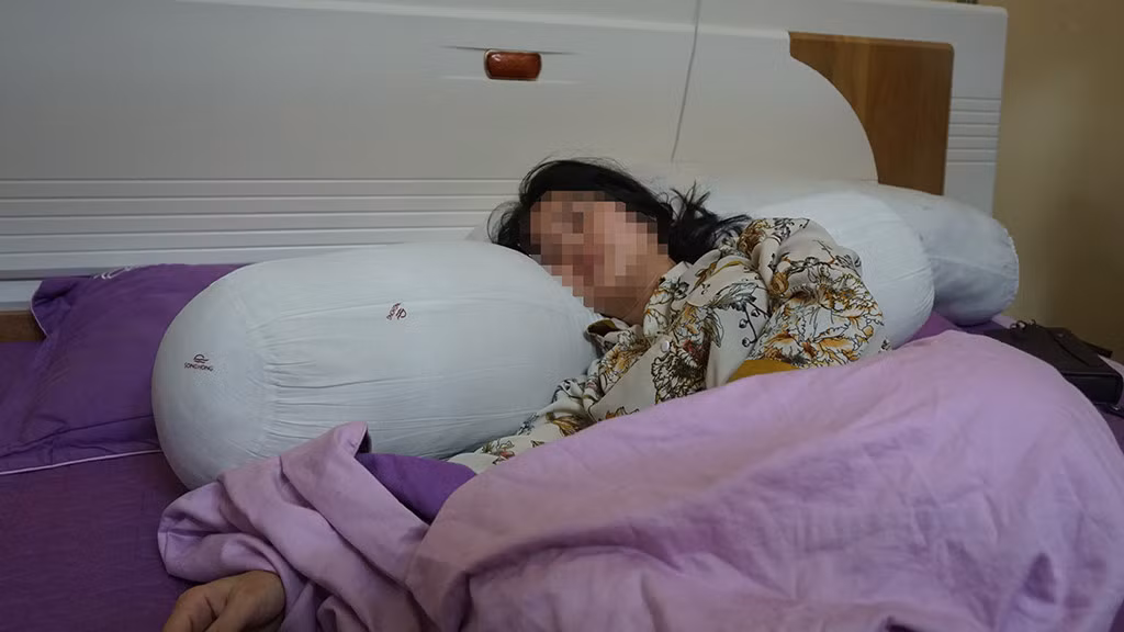 Sáng 25/9/2019, chị Trang đang ngồi uống nước cùng nhóm bạn tại quán cà phê thì Thắng bất ngờ lao đến đe dọa, hành hung vợ cũ. Quá sợ hãi nạn nhân bỏ chạy đến trụ sở công an trình báo. ((Ảnh Infonet)