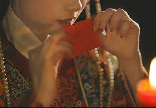 Bi mat thu vi sau man dong phong trong dem tan hon thoi xua