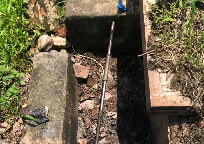 Lấy xong, đối tượng đi bộ lên tầng 3 cho số vàng vào trong ba lô học sinh của chủ nhà rồi bỏ trốn ra ngoài. Hân đến chỗ lấy xe máy đi về nhà bà ngoại ở Đan Phượng cất số vàng trộm được tại gầm giường phòng ngủ ở tầng 1.