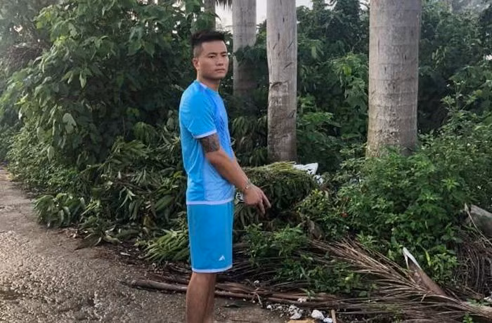 Tiếp đó, Hân đi xuống tầng 1 rút điện đầu thu camera an ninh để tránh bị lộ và lấy vàng đặt trong tủ kính trưng bày bỏ vào túi giấy có sẵn của cửa hàng.