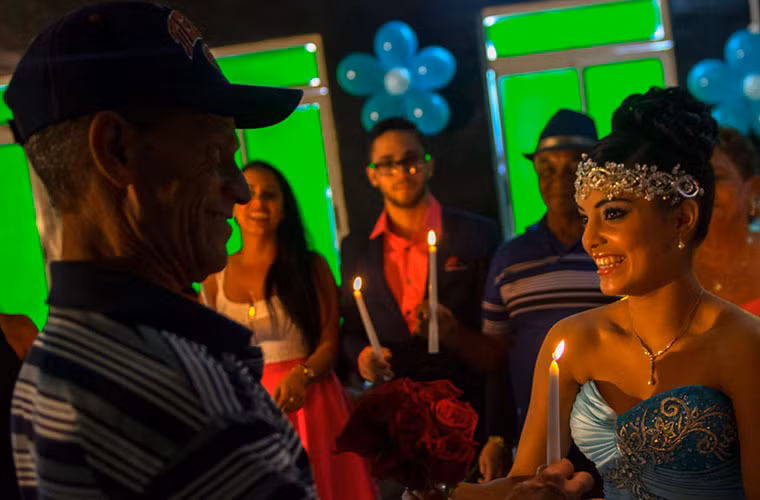 Một phong tục trong tiệc trưởng thành ở Cuba đó là trao cây nến cho các thành viên quan trong nhất trong gia đình cô gái.