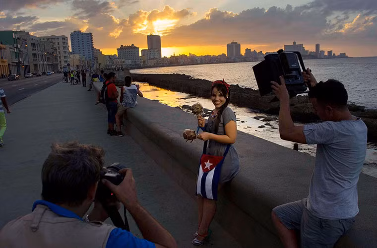 Địa điểm thực hiện các bộ ảnh thường là nhiều địa điểm nổi tiếng của Cuba như Malecon ở Havana. Trong ảnh, cô gái Perera - thành viên thứ ba trong gia đình Gladys - cũng thuê studi FotoEcos làm bộ ảnh cho tiệc trưởng thành.