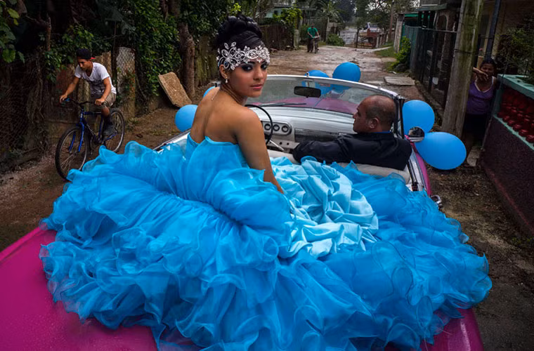 Thiếu nữ Torres ngồi trên xe chờ cha mình để tới tiệc trưởng thành.