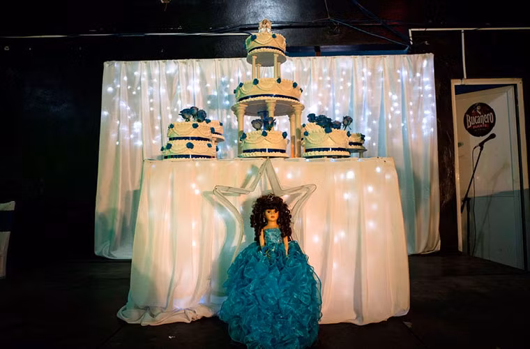 Khi tới nơi tổ chức tiệc, cô đã hết sức bất ngờ và vui sướng trước chiếc bánh gato khổng lồ có hình dáng giống một con búp bê.