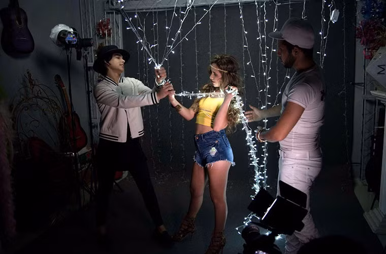 Ngoài các bộ váy truyền thống, ngày càng nhiều studio bắt đầu đi theo các phong cách hiện đại với các bộ cánh, giày cao gót, áo bó.