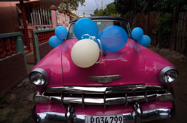 Các thiếu nữ thường ngồi trên những chiếc xe Mỹ cổ điển được gài thêm bóng bay tới bữa tiệc trưởng thành của mình.