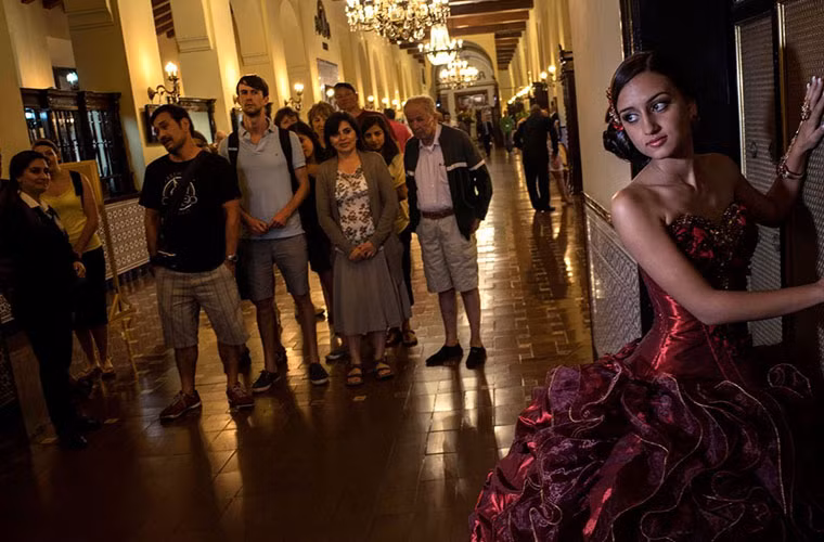 Cô gái Gladys Barroso Quintana đang tạo dáng chụp ảnh cho bộ ảnh kỉ niệm trước khi bước vào tuổi trưởng thành trong sự chứng kiến của nhiều du khách.